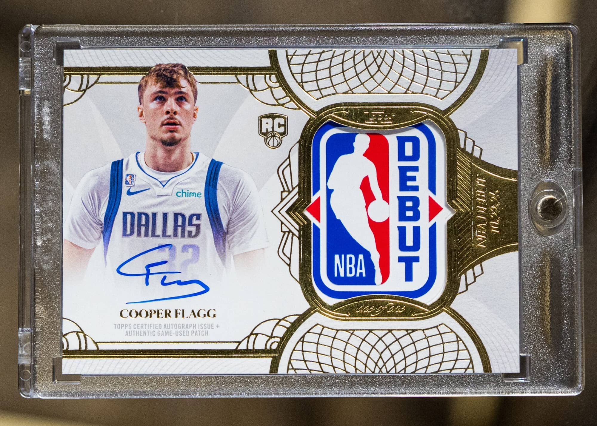Cooper Flagg NBA Rookie Debut Patch autograph 1/1, in its case. Photo: Fanatics Collect.